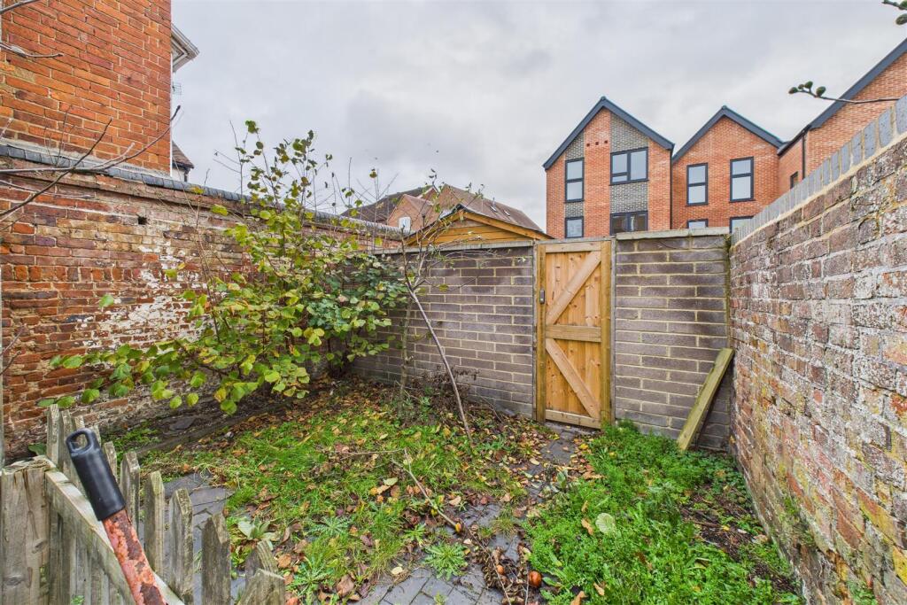 Flats A, B, C 18 Church Street, Tewkesbury, GL20 5