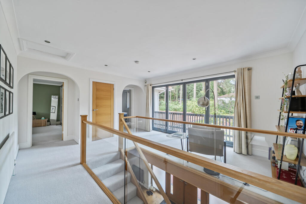 1348601-9-68bf1f3...