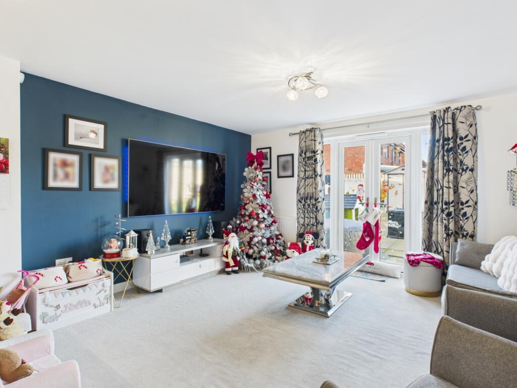 CAM03729G0-PR0199-STILL001