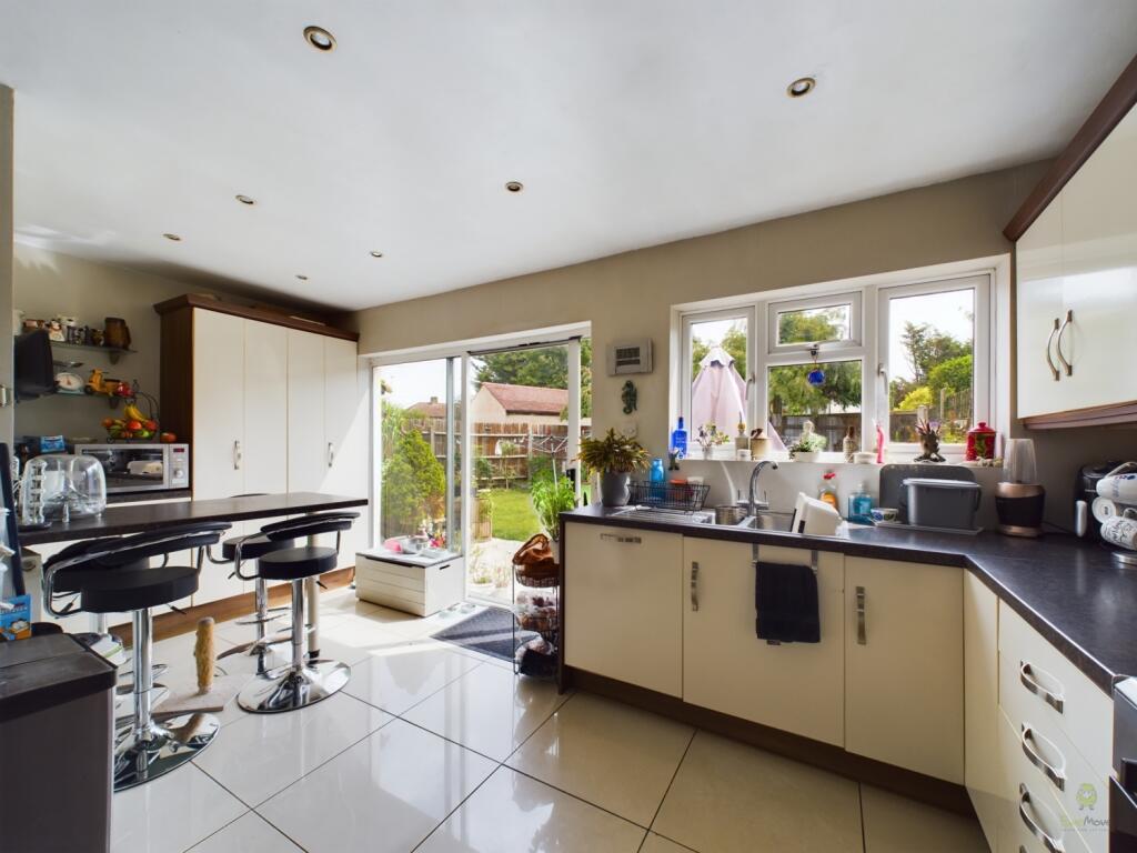 CAM01812G0-PR0082-STILL025