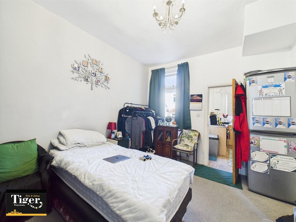 CAM02176G0-PR0570...