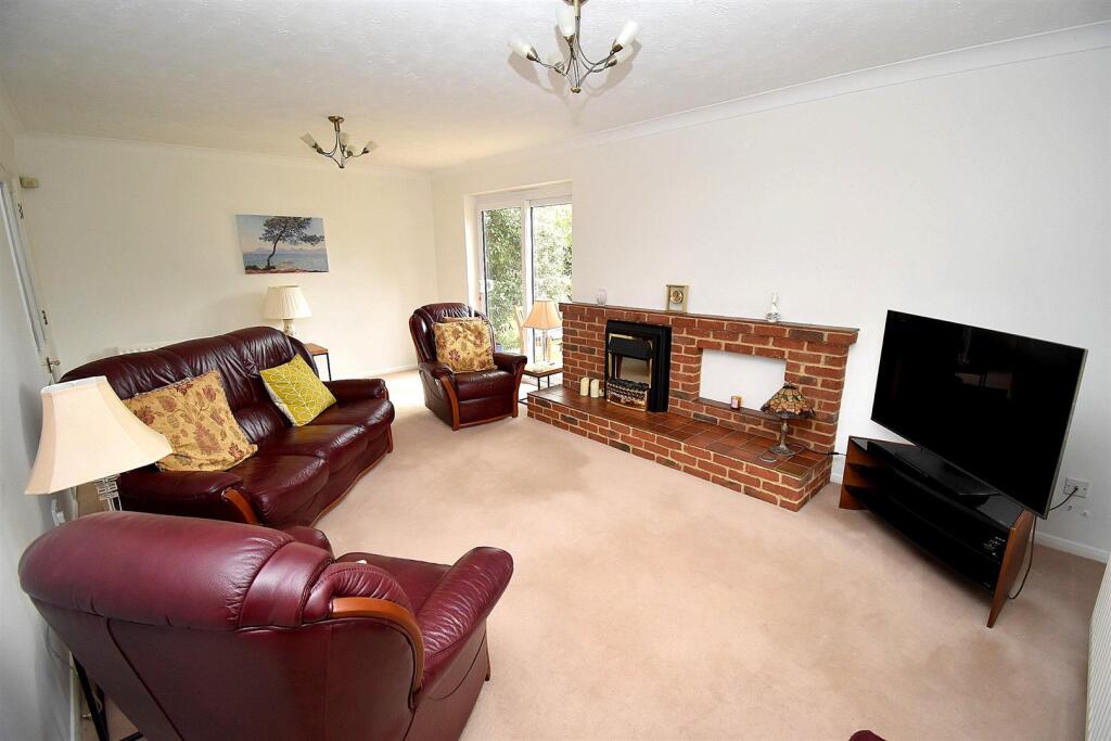 LOUNGE 2.JPG