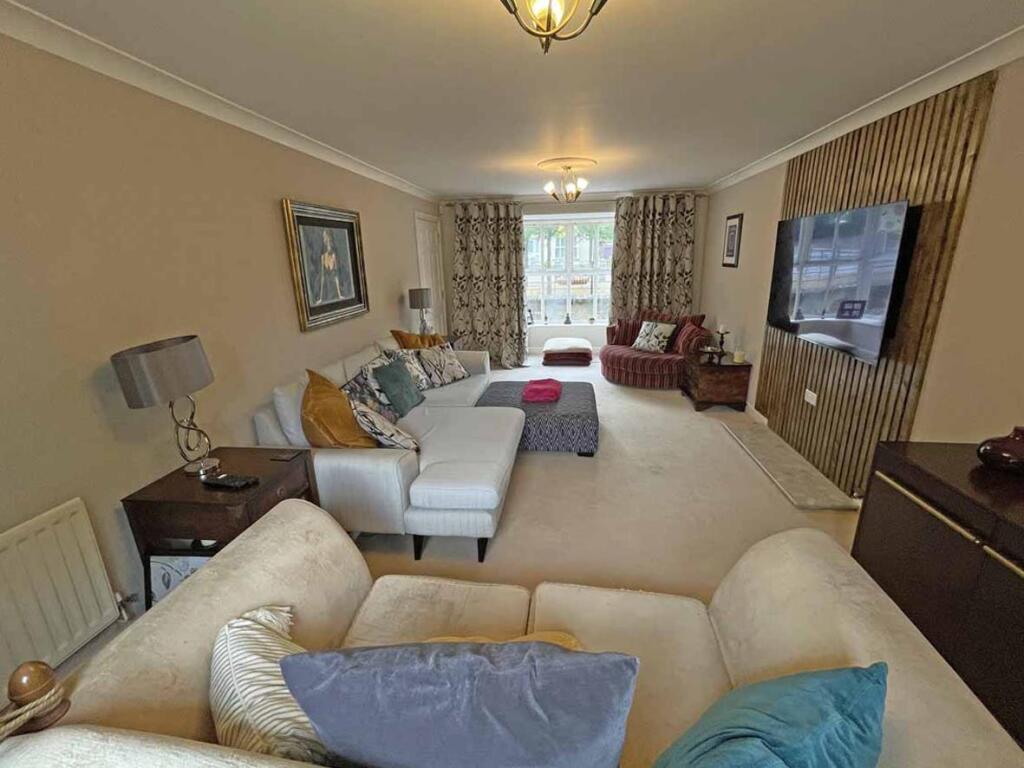 Temeraire Road 2 - Lounge 2.jpg