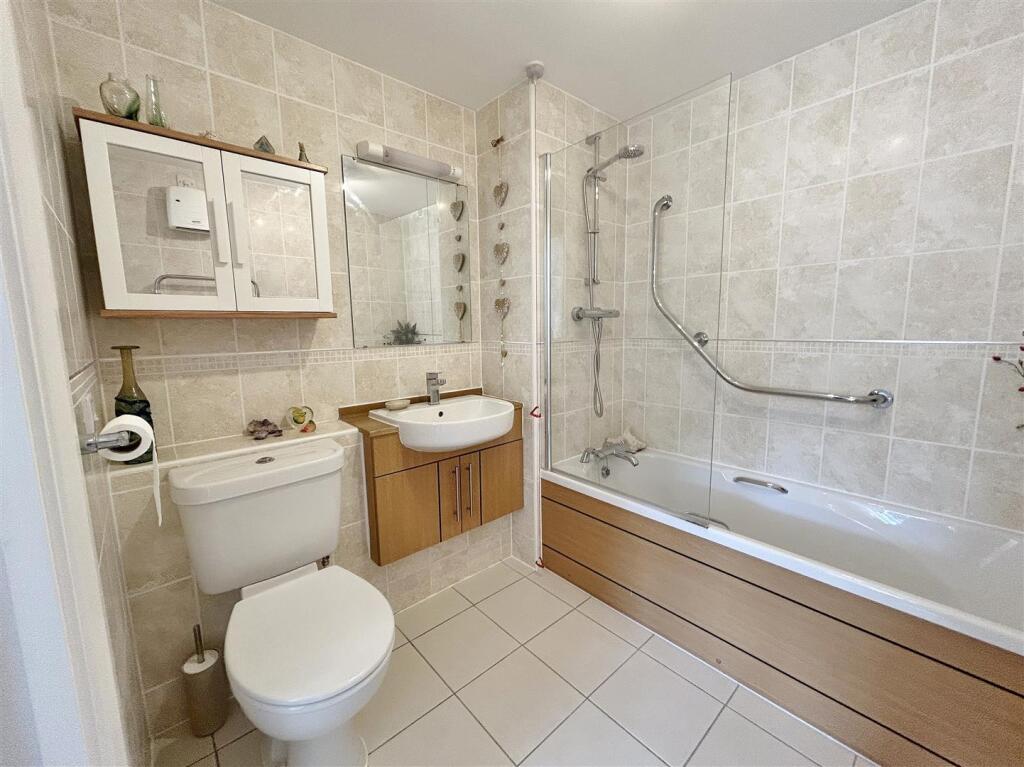 En-Suite Bathroom