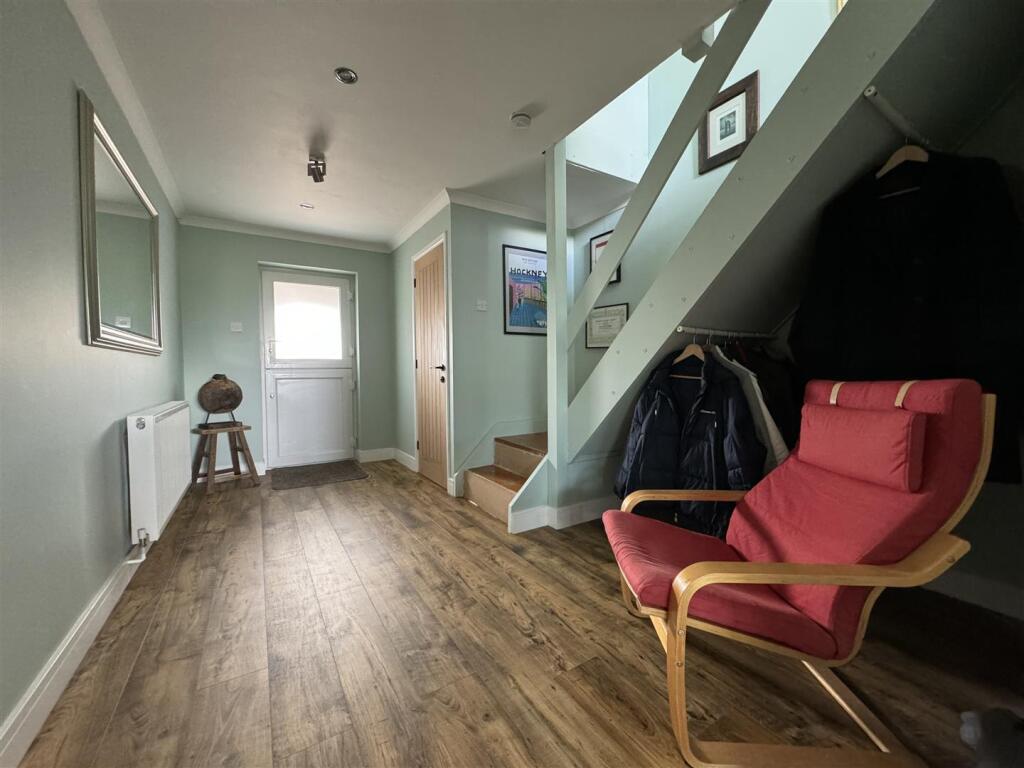 Hallway &amp; cloakroom