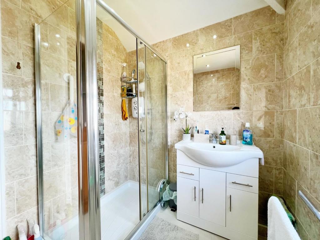 Shower Room pic 1.jpg