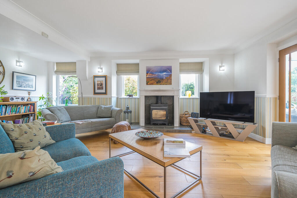Lounge / Dining R...
