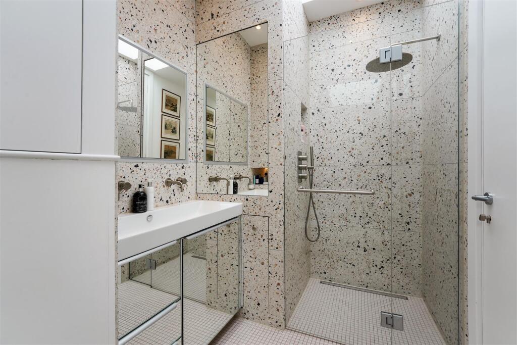 Flat 14, 7 Sloane Court West London (18).jpg