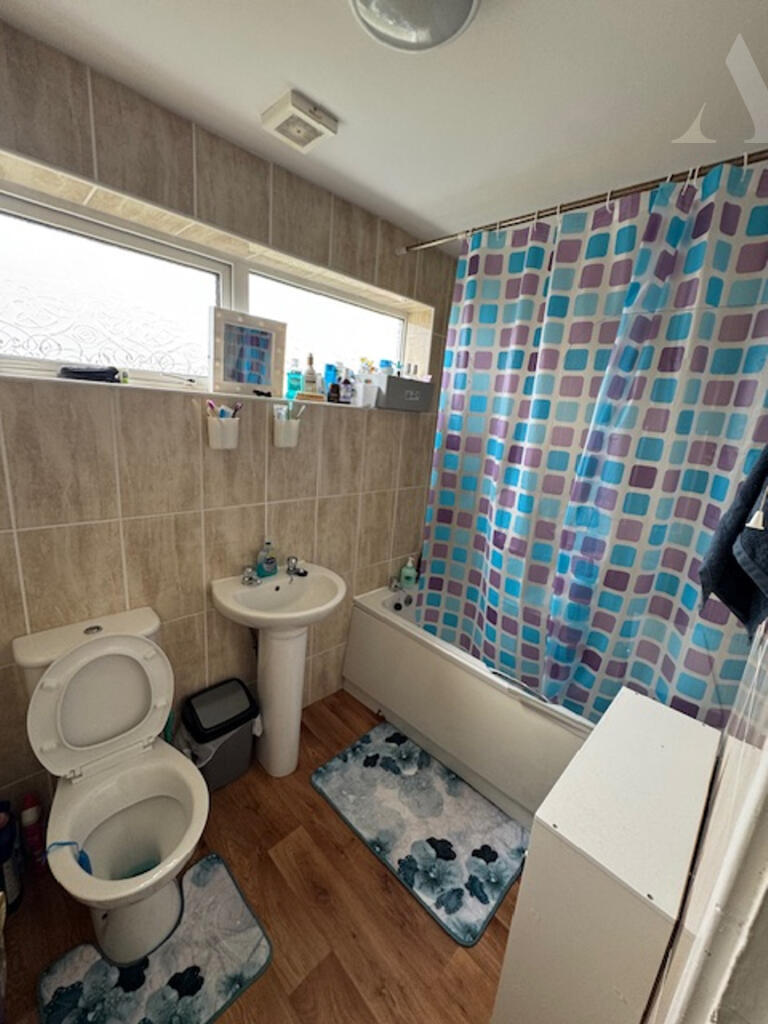 11 Gold crest Croft bathroom
