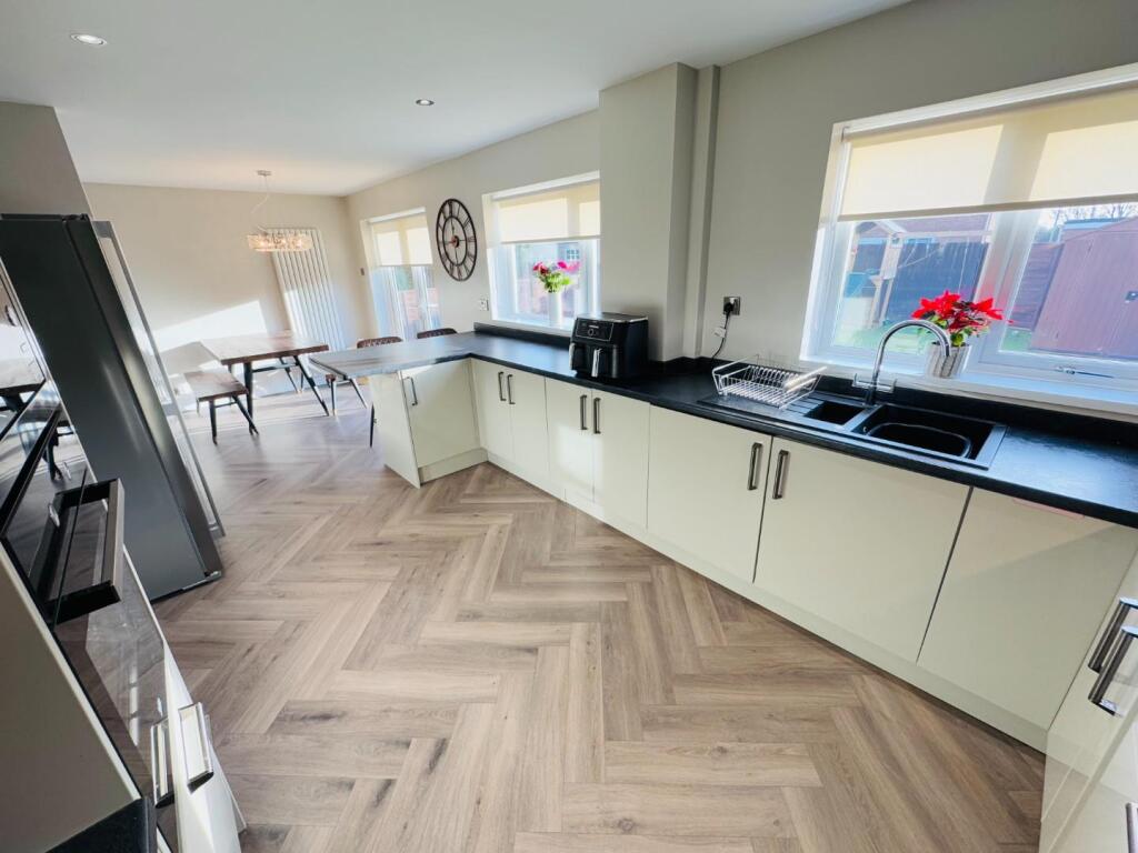 OPEN PLAN LOUNGE/DINING/KITCHEN