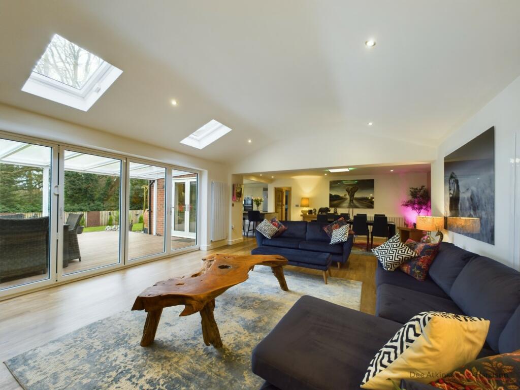 Lounge/Dining/Kitchen Area