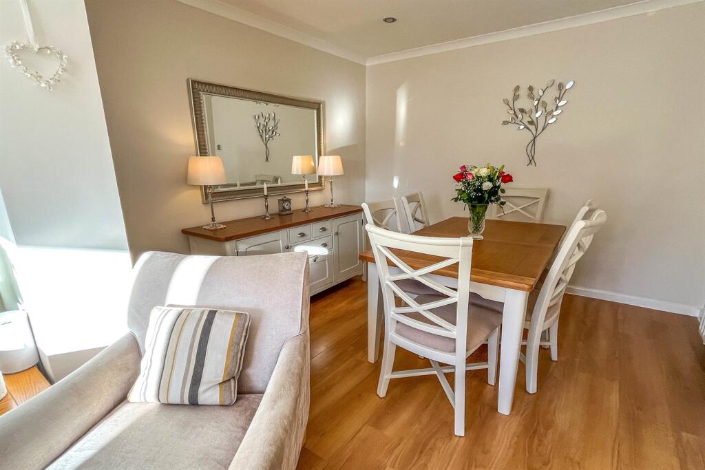 Open Sunroom / Dinin