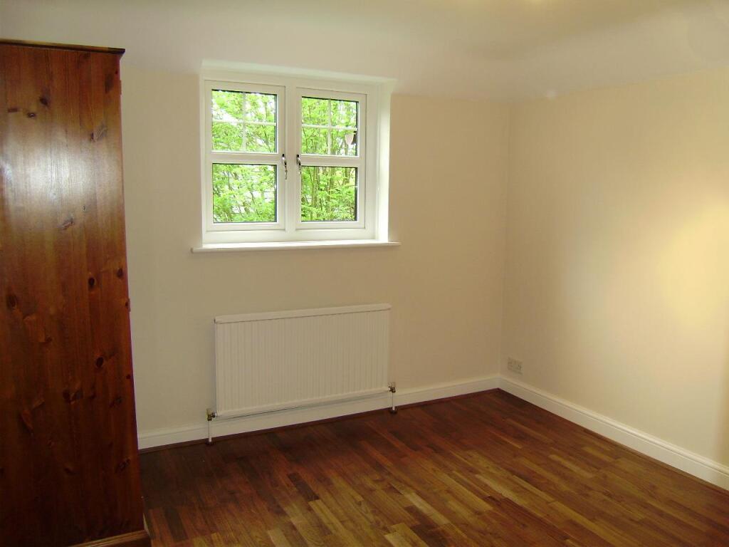 12 Beaufield Gate bedrm.JPG