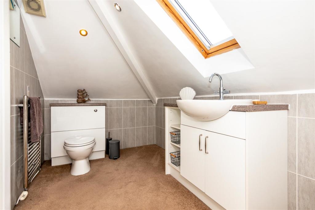 En Suite Bathroom Aspect 2.jpg