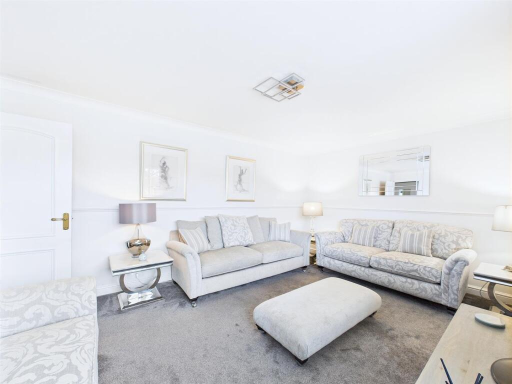 Sitting Room/Bedroom 4