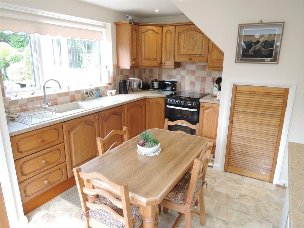Kitchen: