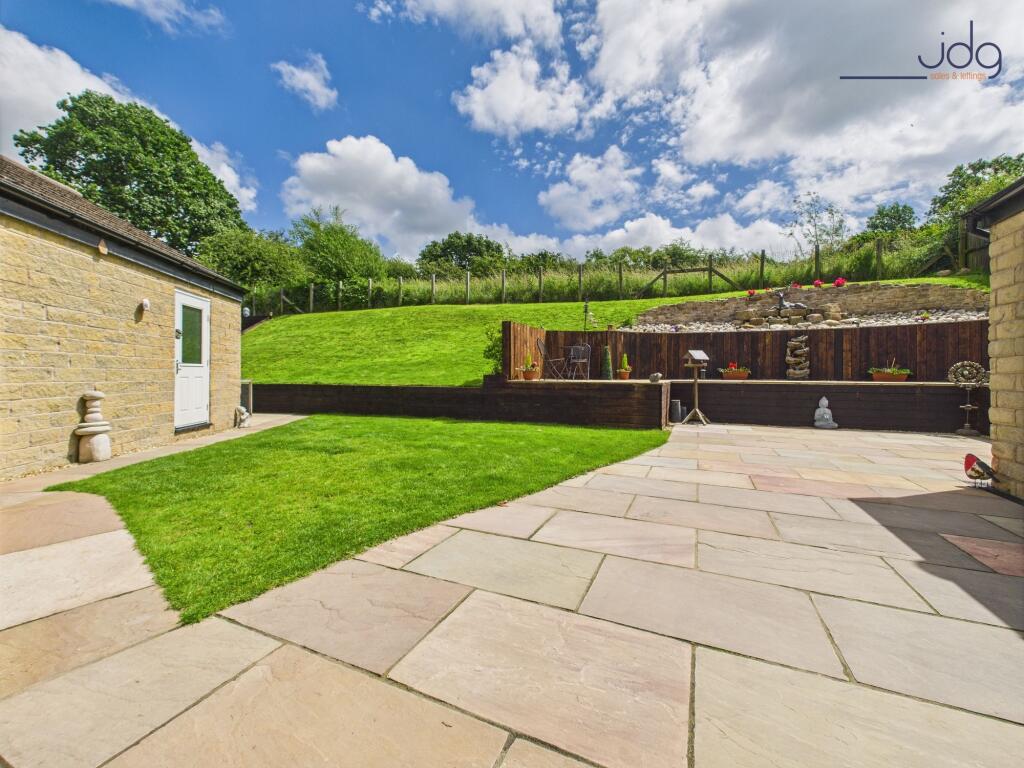 Extensive rear garden