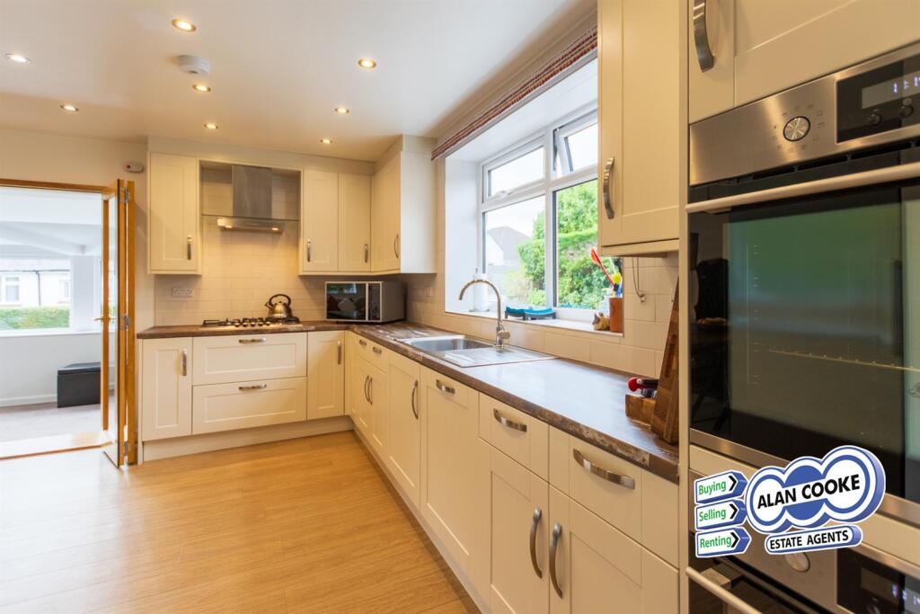 FULLY FITTED DELUXE KITCHEN