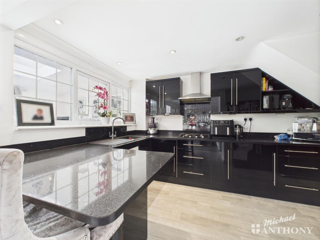 CAM02773G0-PR0290-STILL015