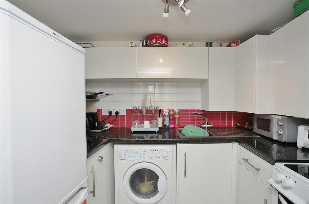 Flat 7 Manor Court kitchem.JPG