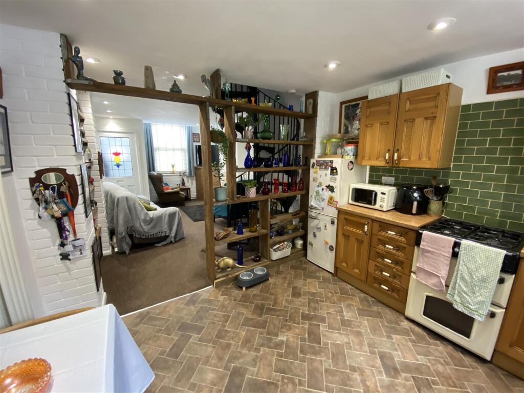 Kitchen:
