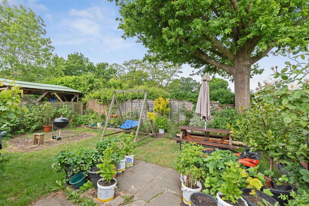 36 Balmoral Dr, Borehamwood WD6 2RD_019.jpg