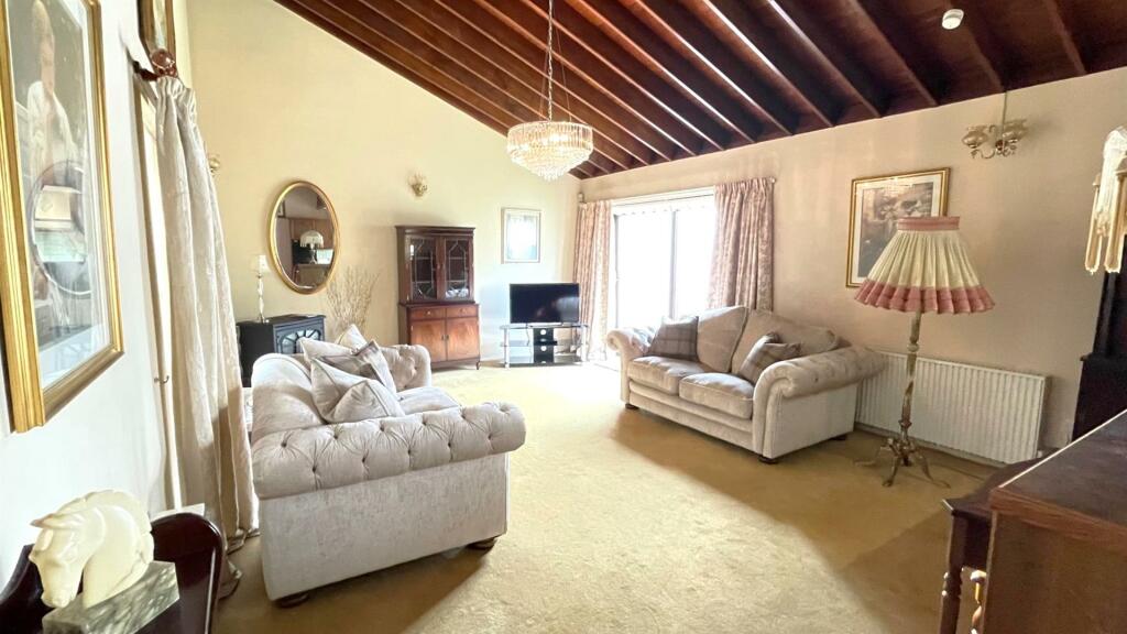 DOUBLE ASPECT LOUNGE AREA