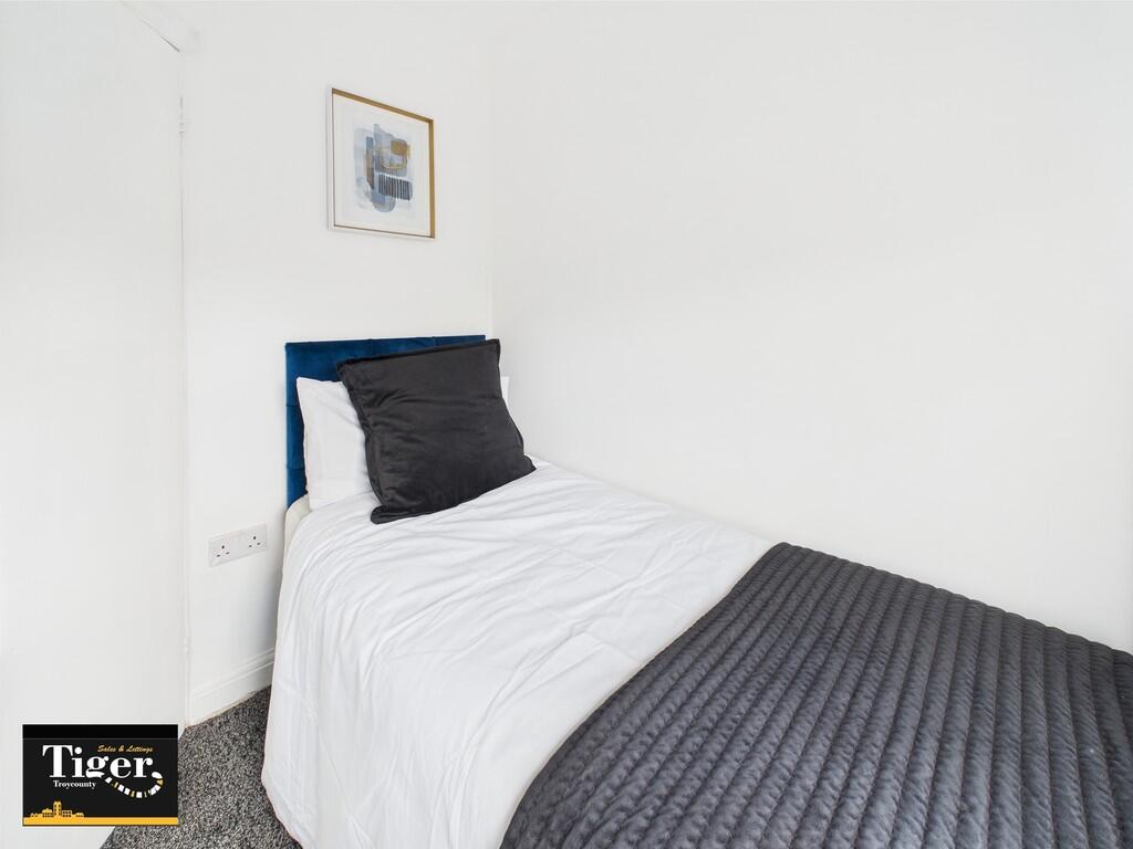 CAM02176G0-PR0563...