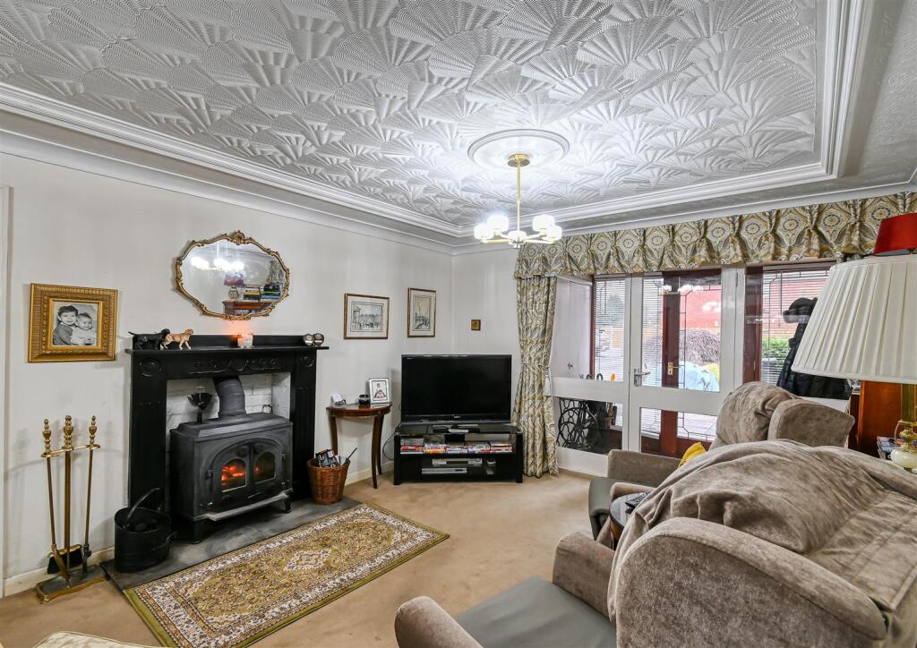 5 Castlecroft Gardens-02.jpg