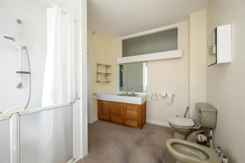 The Droveway 80 BATHROOM.jpeg