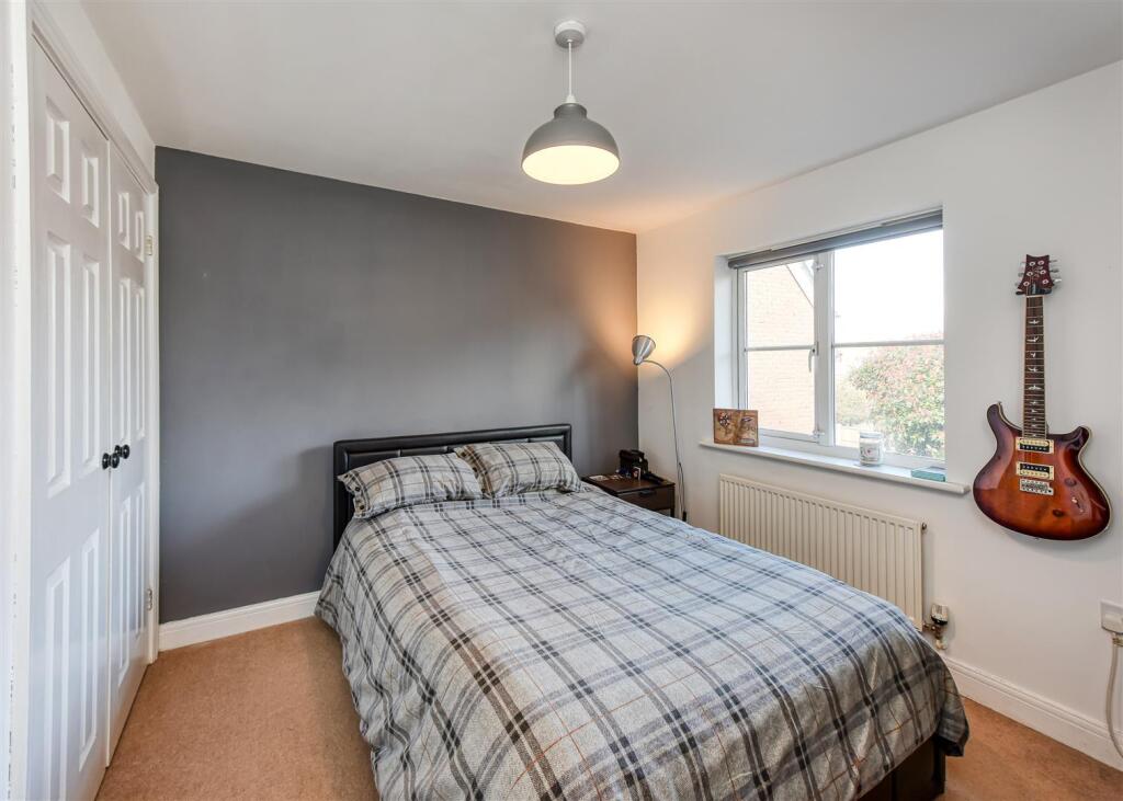 3 Riverside Gardens-bed3.jpg