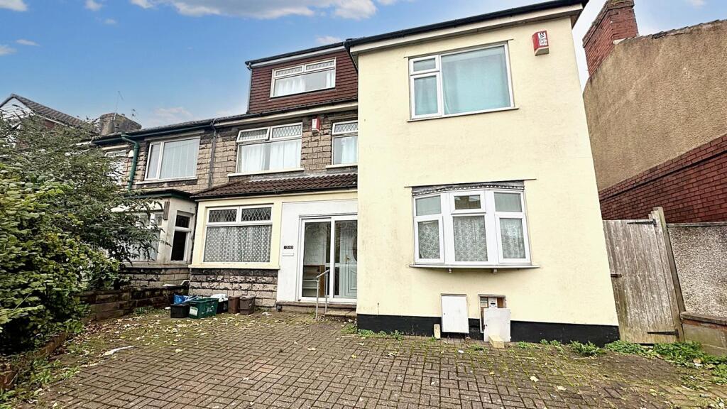 Charming front view of a well-maintained proper...