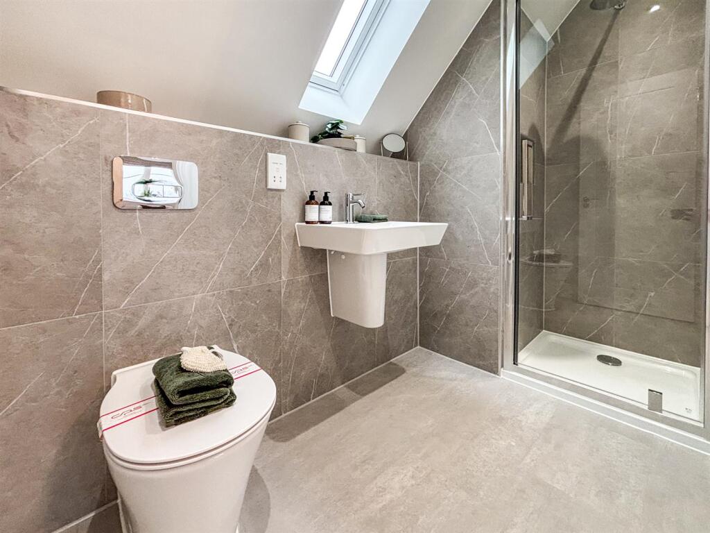 ensuite.jpg