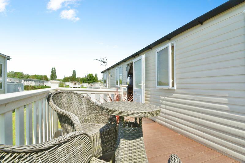 Further seating area on the deck