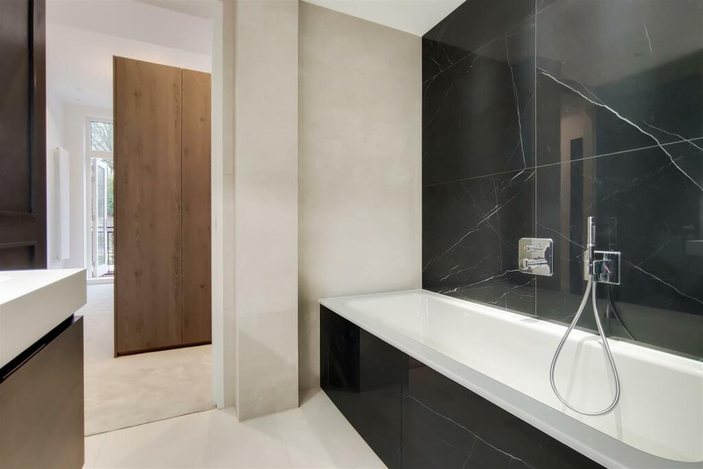 8_Main Ensuite-0.jpg