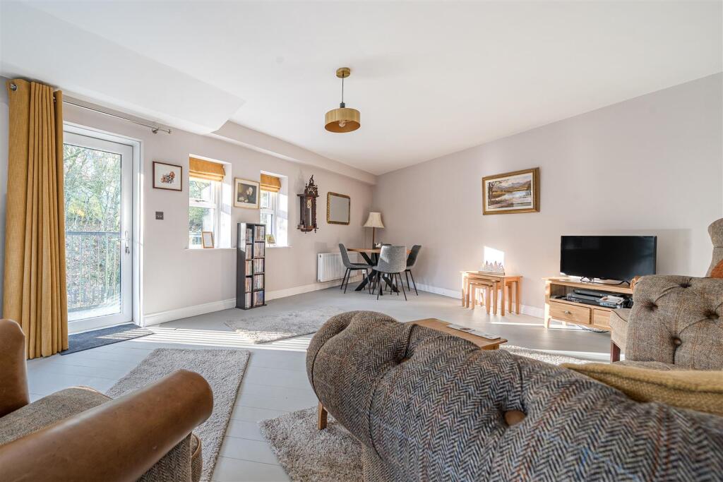 LOUNGE / DINING ROOM