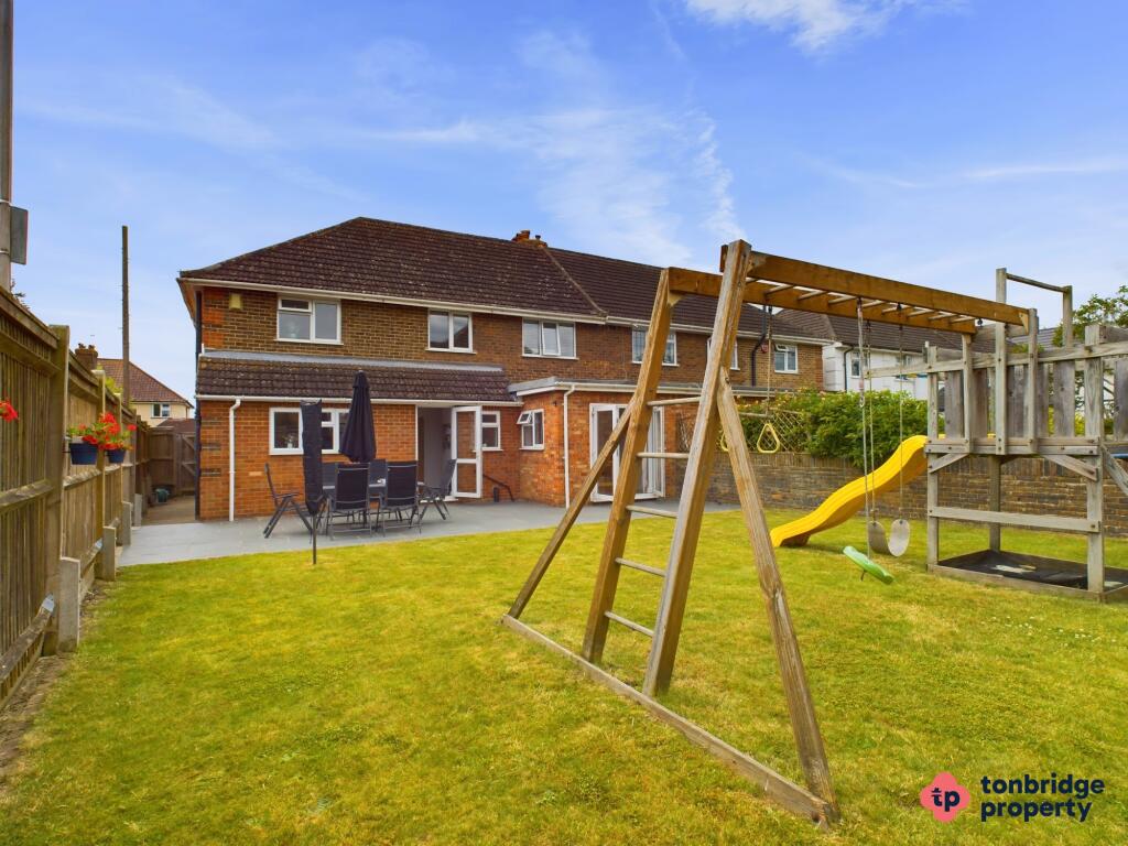 EW Giraffe Garden Branded 044