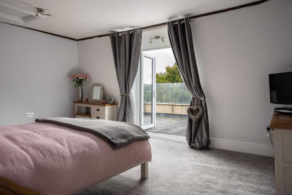52 - Querns House - GL7 1RL - Web.jpg