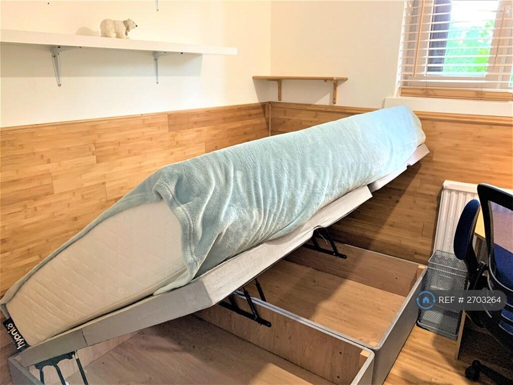 Small Double/Queen-Size Bedroom