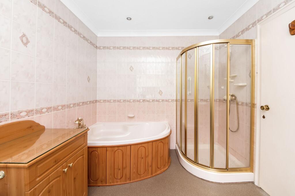 BEDROOM ONE EN-SUITE BATHROOM