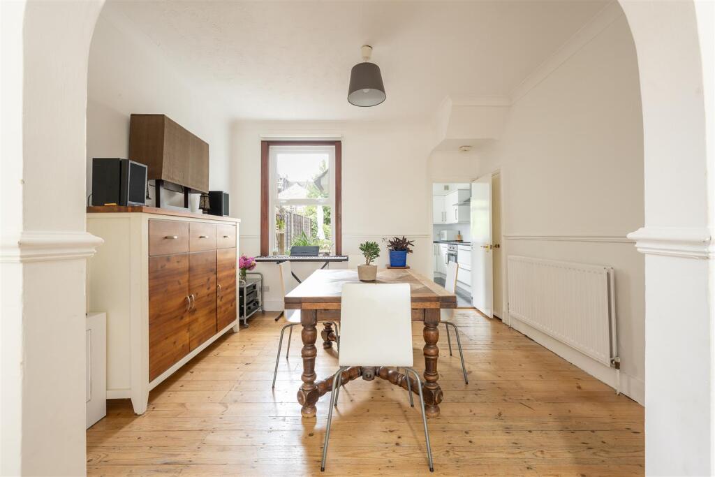 Woodville Road E18
