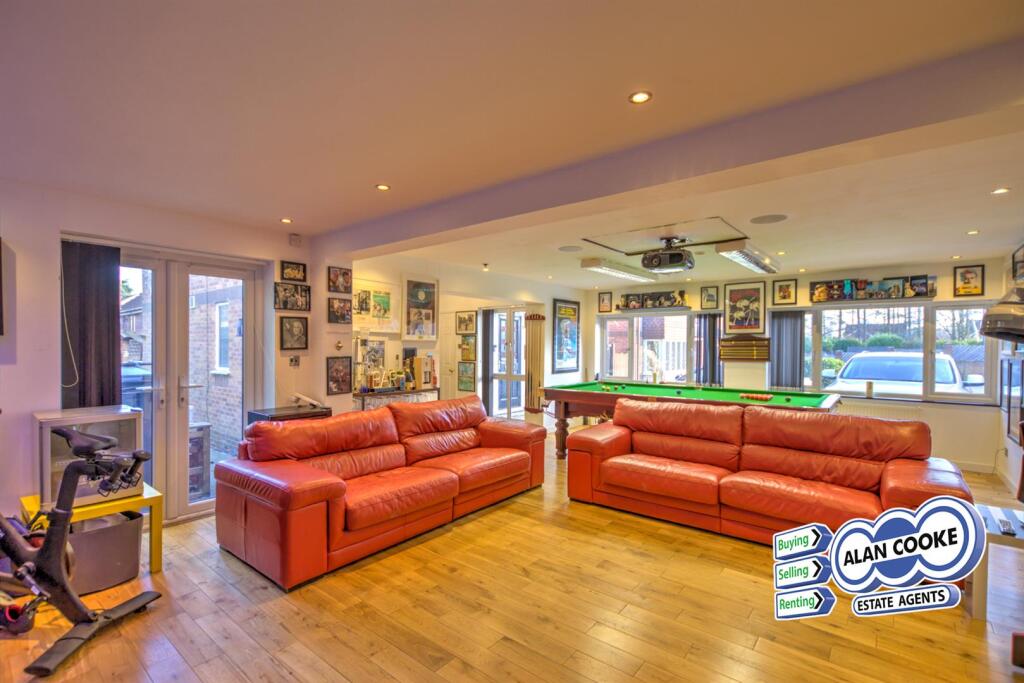 SPACIOUS FAMILY ROOM