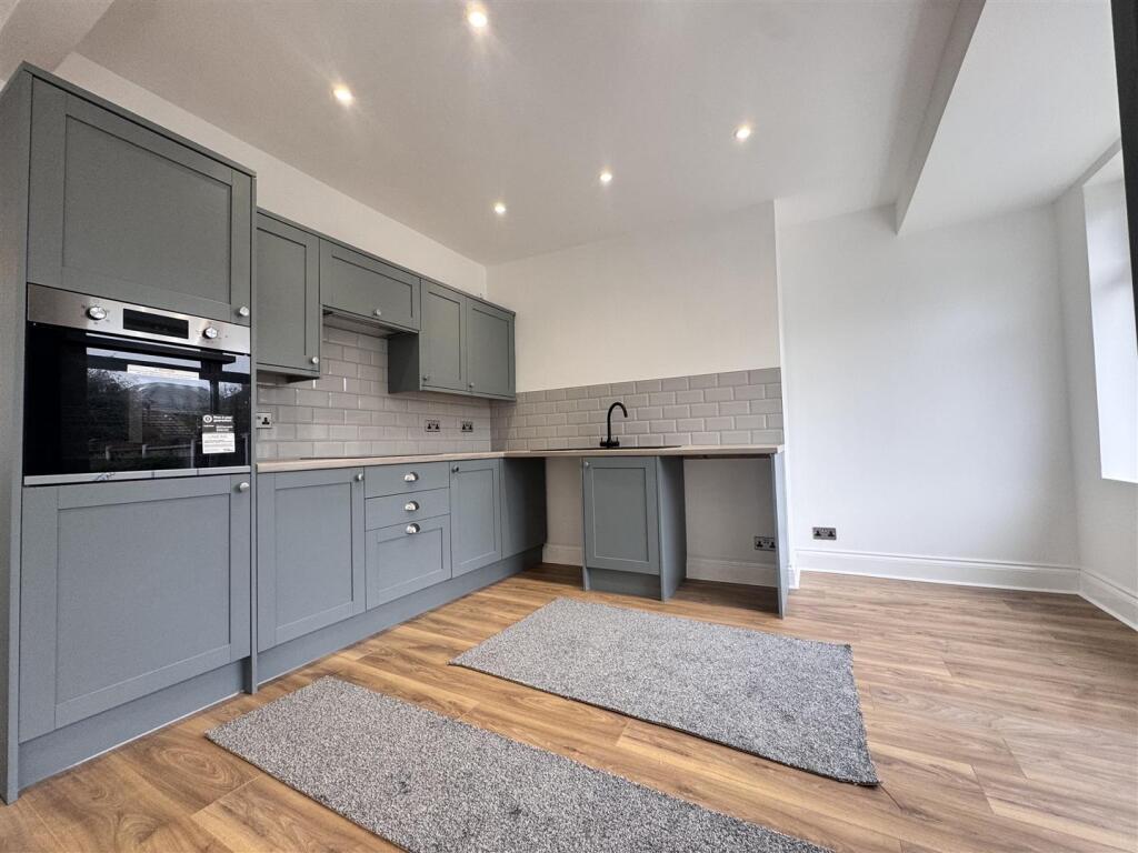 Open plan kitchen / dining