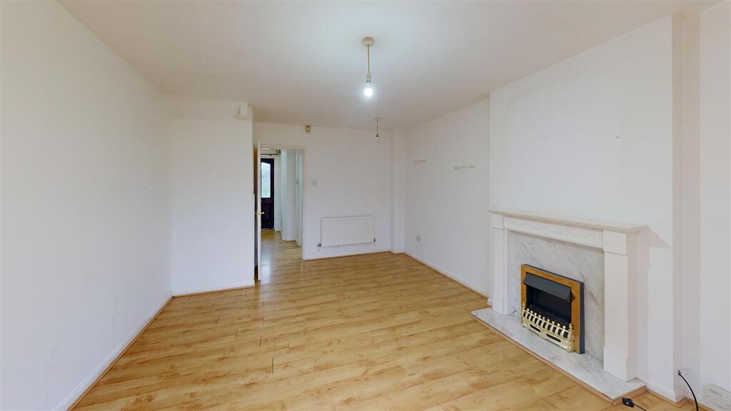 6-Weilerswist-Drive-Whitnash-Living-Room 1.jpg