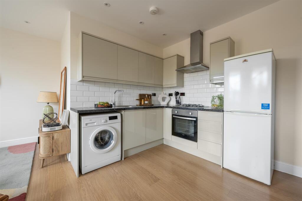 Eastwood Close, E18