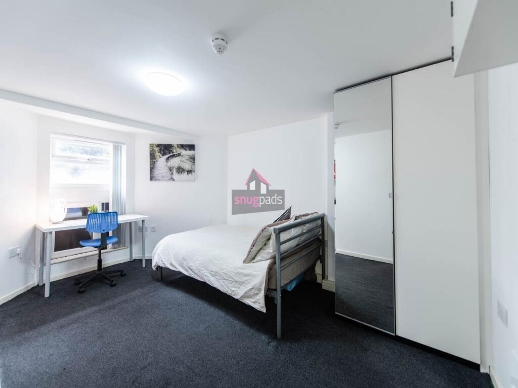 Bright and tidy single bedroom featuring a comf...