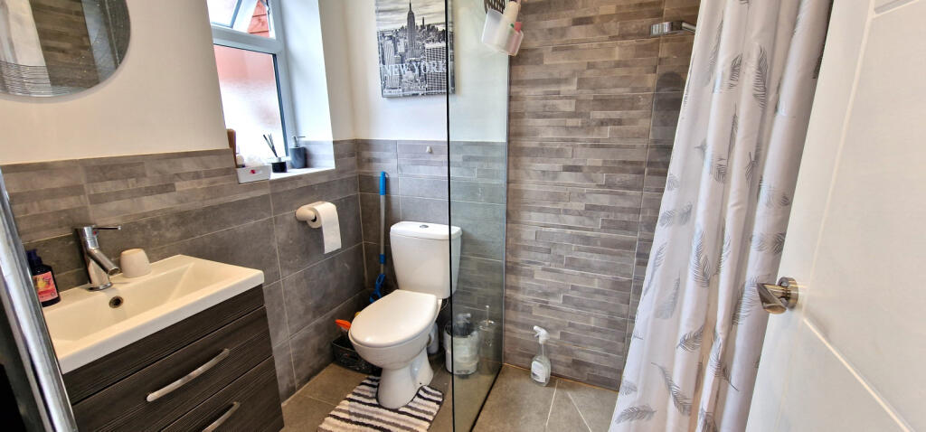 STUDIO - SHOWER ROOM