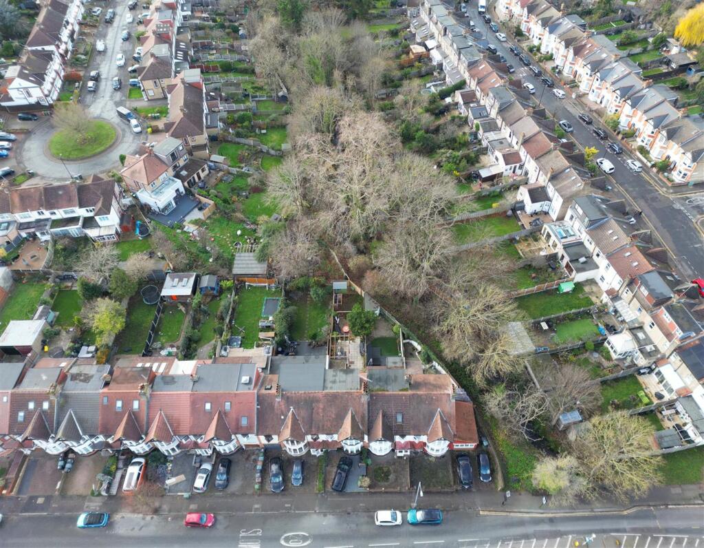 Hale End Road, IG8
