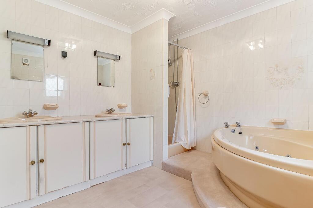 Master Bedroom Ensuite.jpg