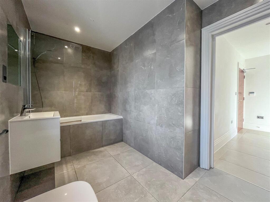 bathroom 2.jpg